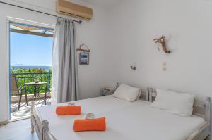 a bedroom with a white bed and a balcony at Perasma Studio 1 in Kipri