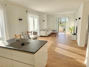 a white living room with a kitchen and a living room at Wohlfühloase nähe Messe in Sehnde