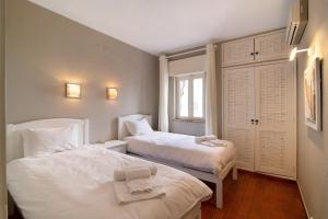 a bedroom with two beds and a window at Villa Apfel in Vale do Lobo