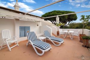 a patio with chairs and a table on a roof at Villa Apfel in Vale do Lobo