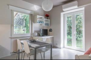 a dining room with a table and chairs at Trilocale colline di Bardolino in Bardolino
