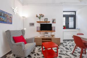 a living room with two chairs and a tv at Al Cornelio in Orvieto