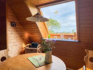a room with a table and a window in a cabin at Relas Ferienwohnungen - Spatzennest in Nordstrand