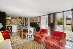 a living room with two chairs and a table at Finca Fani 3 in Agüimes
