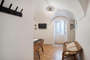 a room with a table and chairs and a window at Casetta l'Ulivo in Poggi