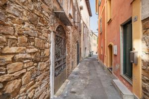 an alley with a gate in an old stone building at Casetta l'Ulivo in Poggi