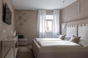 a bedroom with a large bed and a window at Rennweg 114 BELAMI LIVING in Merano