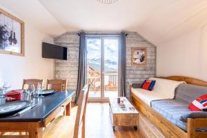 a living room with a couch and a table at Appartement Atlas in Albiez-Montrond