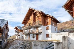 a house with a wooden roof at Appartement Atlas in Albiez-Montrond