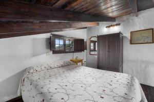 a bedroom with a large bed in a room at Tesbabo Rural - Mimo in Mocanal