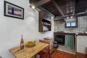 a kitchen with a wooden table with a bowl of fruit on it at Tesbabo Rural - Mimo in Mocanal