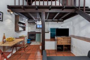 a kitchen with a table and a television in a room at Tesbabo Rural - Mimo in Mocanal