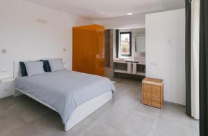 a bedroom with a bed and a bathroom at Casa Agua Nueva 53 in Frontera