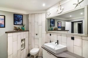 a bathroom with a sink and a toilet and a mirror at Femeer 01 in Wilhelmshaven +23 photos
