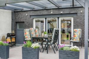 a patio with a table and chairs in front of a building at Femeer 01 in Wilhelmshaven
