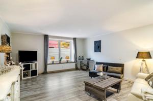 a living room with a couch and a table at Femeer 01 in Wilhelmshaven