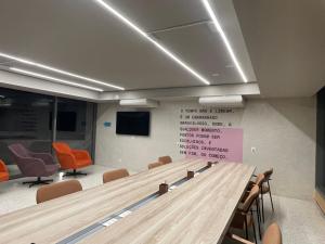 a conference room with a long table and chairs at Studio aeroporto Congonhas in São Paulo +43 photos