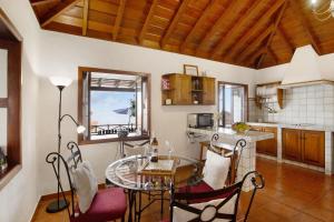 a kitchen with a glass table in a room at Casa Rural Arecida in Tijarafe
