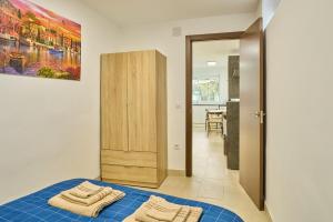 a bedroom with a blue bed with two towels at Villa verde Pet-friendly in Córdoba +25 photos