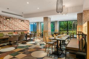a restaurant with tables and chairs and windows at Sile Gonen Hotel in Şile