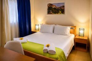 a bedroom with a bed with towels on it at Jenny Apartment in Gaios