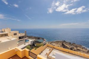 a view of the ocean from a house at Costa Fortuna in Poris de Abona
