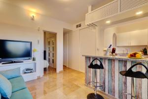 a living room with a television and a couch at Marina de la Duquesa 805 in Manilva