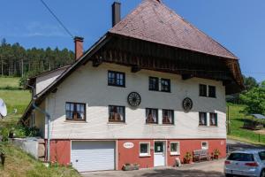 a large white house with a gambrel roof at Hinterhauensteinhof in Hornberg