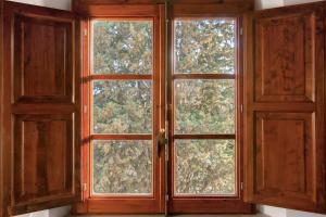 an open window with a view of a tree at Appartamento il Melo in Grassina