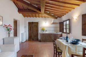 a kitchen with a table and chairs in a room at Appartamento il Melo in Grassina