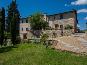 a large stone building with a garden in front of it at Appartamento il Melo in Grassina
