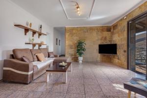 a living room with a couch and a tv at Villa Antonia in Betancuría