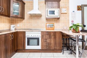 a kitchen with wooden cabinets and a counter top at Apartamento el Carmen in El Cotillo
