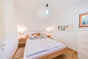 a bedroom with a bed and a desk with two lamps at Traum-ferienwohnung in Siegsdorf
