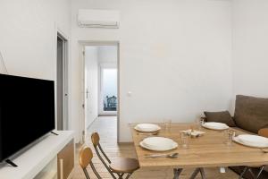 a dining room with a table and a tv at Apartamento Guzmán A in Barbate