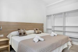 a bedroom with two beds with towels on them at Apartamento Guzmán A in Barbate