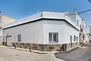 a white building on the side of a street at Apartamento Guzmán A in Barbate