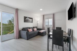 ein Wohnzimmer mit Sofa und Tisch in der Unterkunft Stevier in Icod de los Vinos