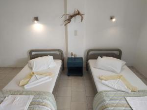 two beds sitting next to each other in a room at Perasma Studios 11 in Kipri