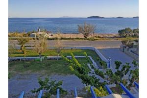 an aerial view of a park with the ocean in the background at Perasma Studios 11 in Kipri