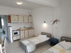 a kitchen with two beds in a room at Perasma Studios 11 in Kipri