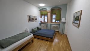a bedroom with two beds in a room at Appartment am Markt in Weimar