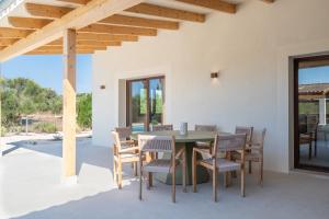 a dining room with a table and chairs at Villa Lorena in Islas Baleares