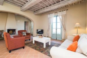 a living room with a couch and a table at Appartamento Pino in Trequanda