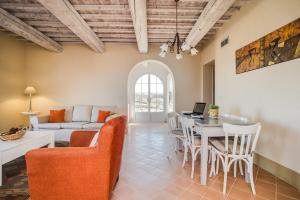 a living room with a couch and a table at Appartamento Pino in Trequanda