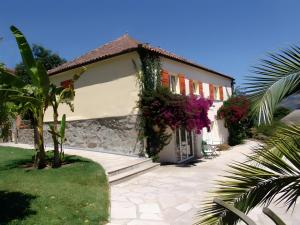 a house with flowers on the side of it at Quinta Santa Marinha in Arcos de Valdevez