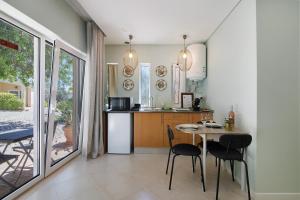 eine Küche und ein Esszimmer mit Tisch und Stühlen in der Unterkunft Excelente Studio in Loulé