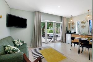 ein Wohnzimmer mit Sofa und Tisch in der Unterkunft Excelente Studio in Loulé