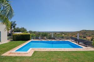 ein Swimmingpool im Garten eines Hauses in der Unterkunft Excelente Studio in Loulé