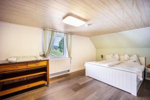 a bedroom with two beds and a window at Salty Sol in Leutkirch im Allgäu